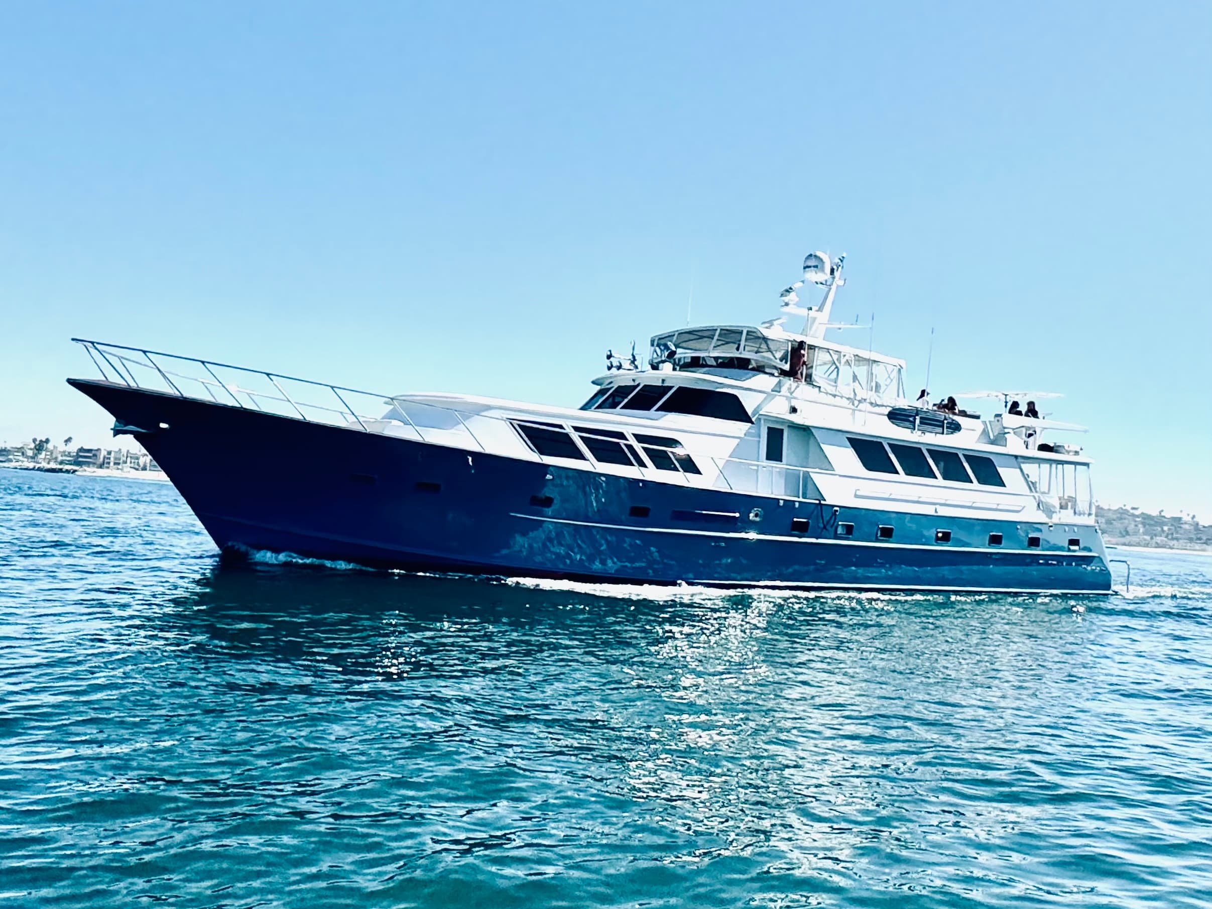105' Broward Yacht • 1/2 Day Charter