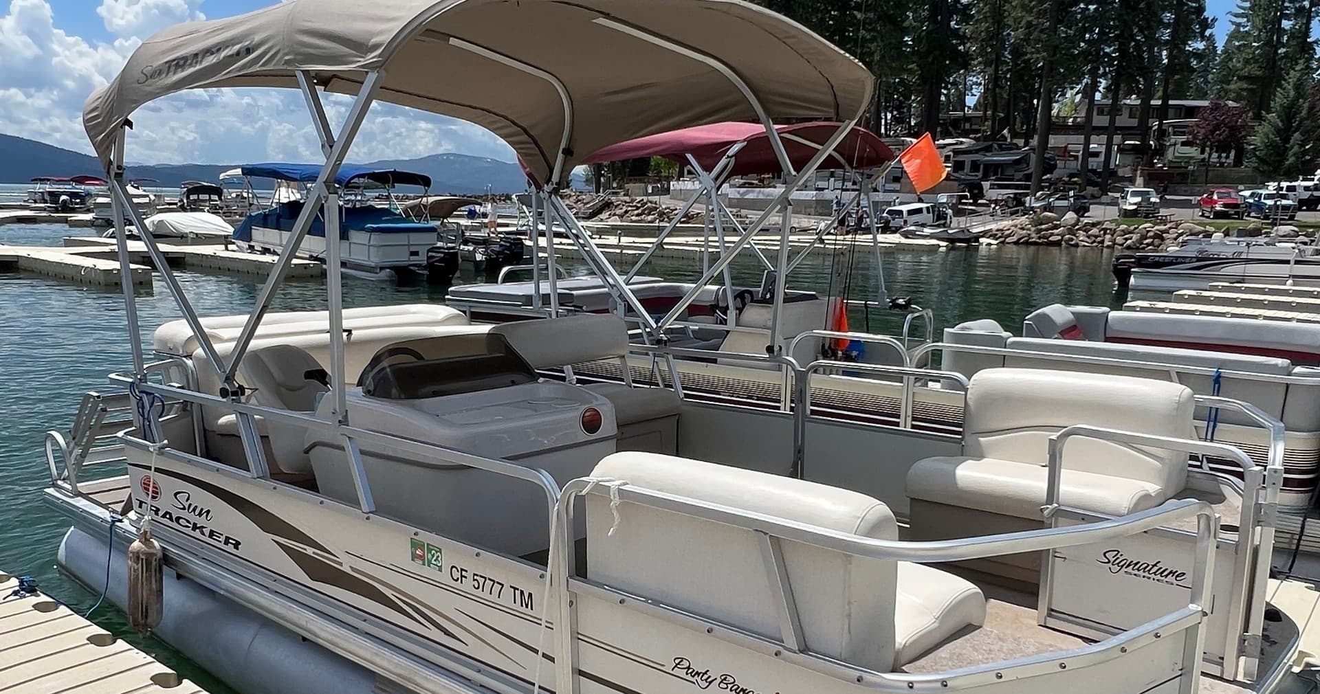 18' Sun Tracker Pontoon Boat