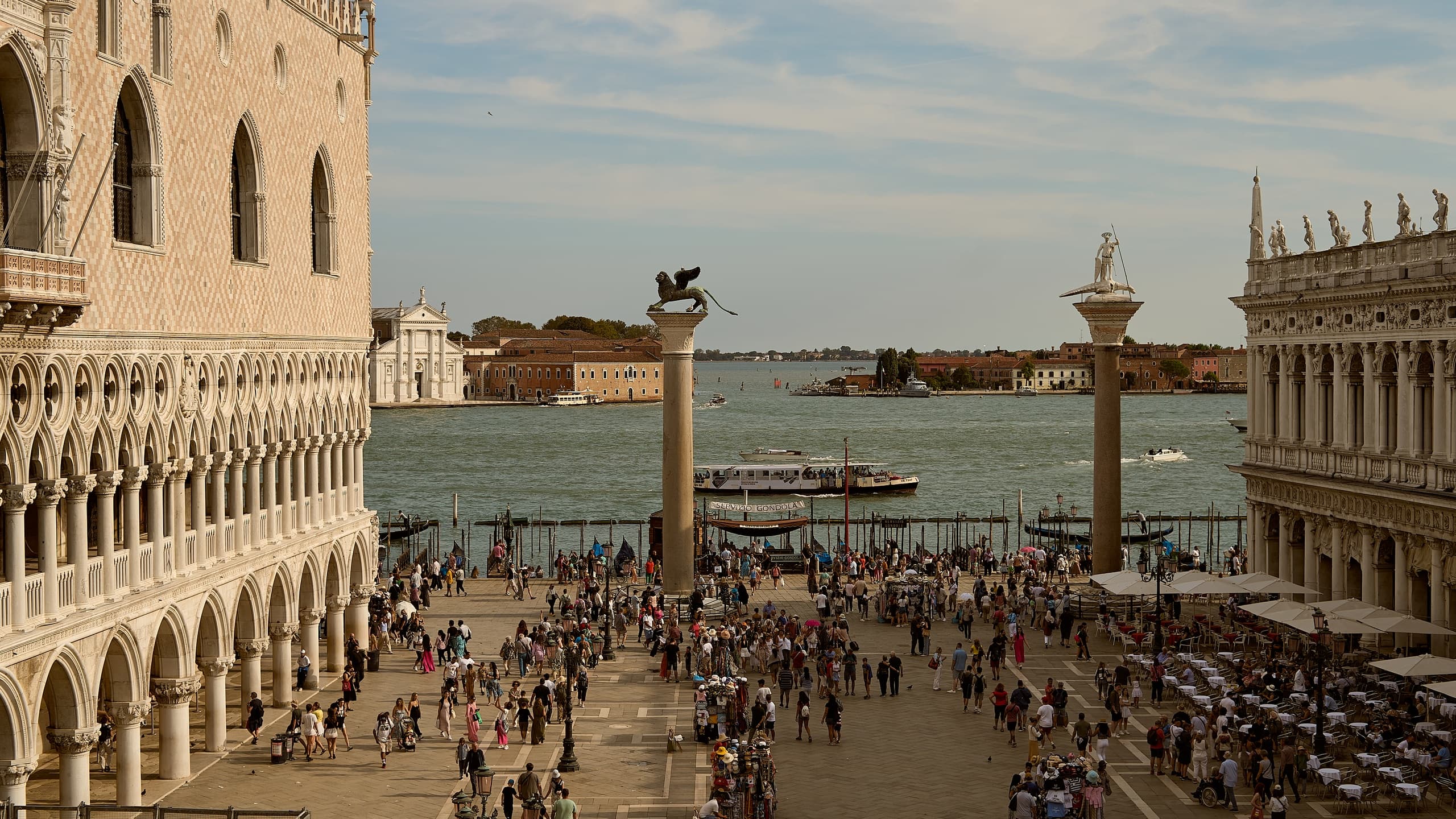 Venice Highlights: Walking tour with Gondola ride, Doge's Palace and St' Mark's basilica guided tour