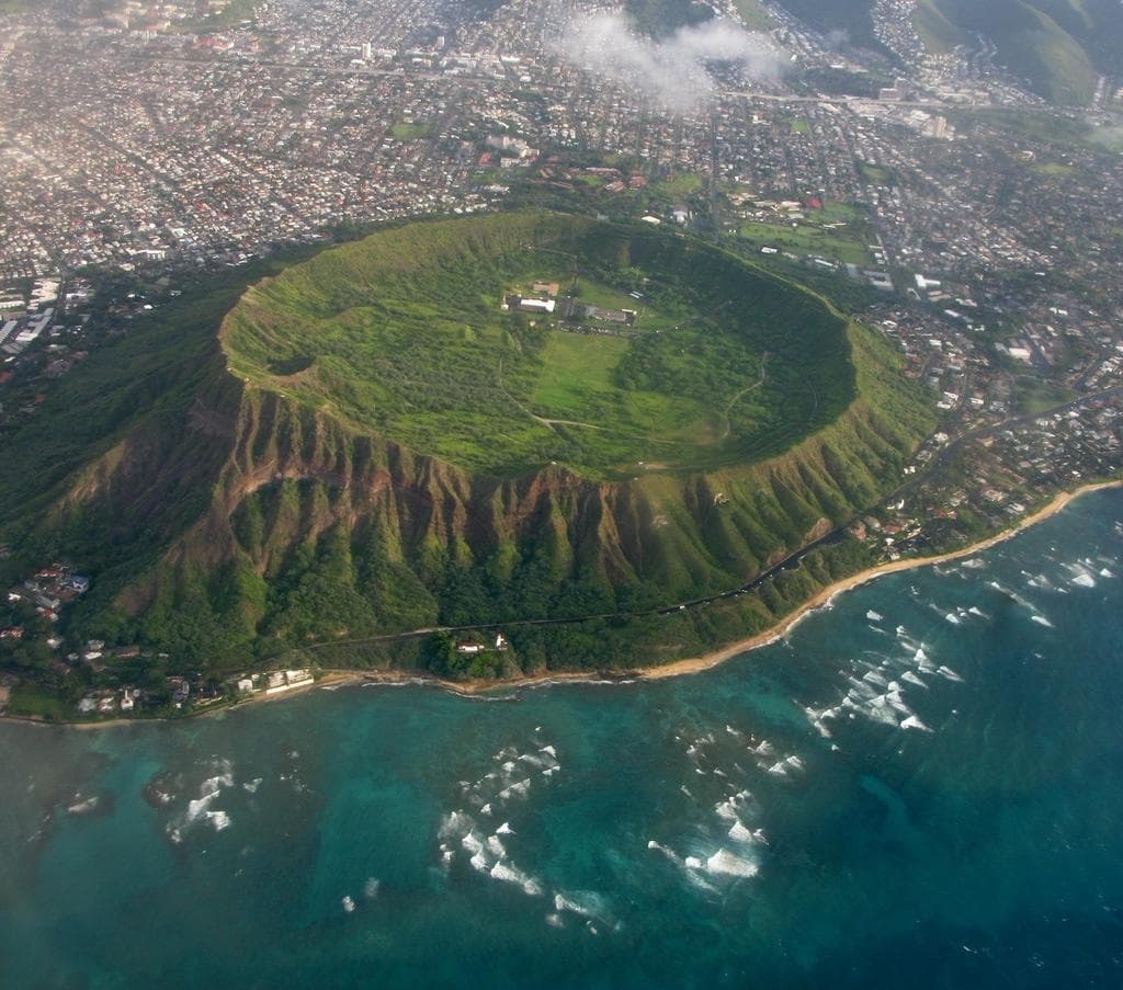 Shaxi Diamond Head Hiking and Waikiki Beach Tour