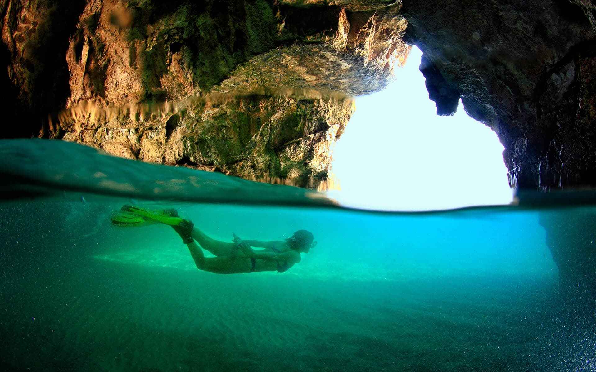 Excursión con barca y snorkel a la Cova del Llop Marí