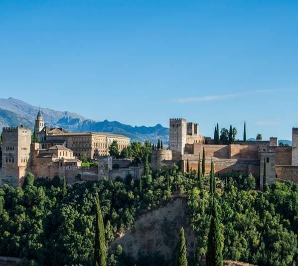 Traslado de Sevilla a Granada con paseo guiado por el Albaicín