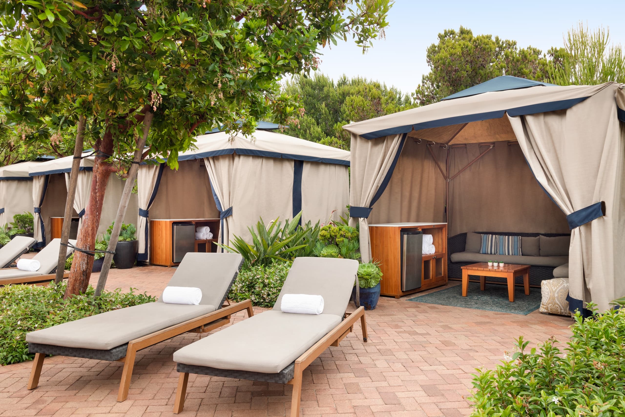 Vista Pool Cabanas