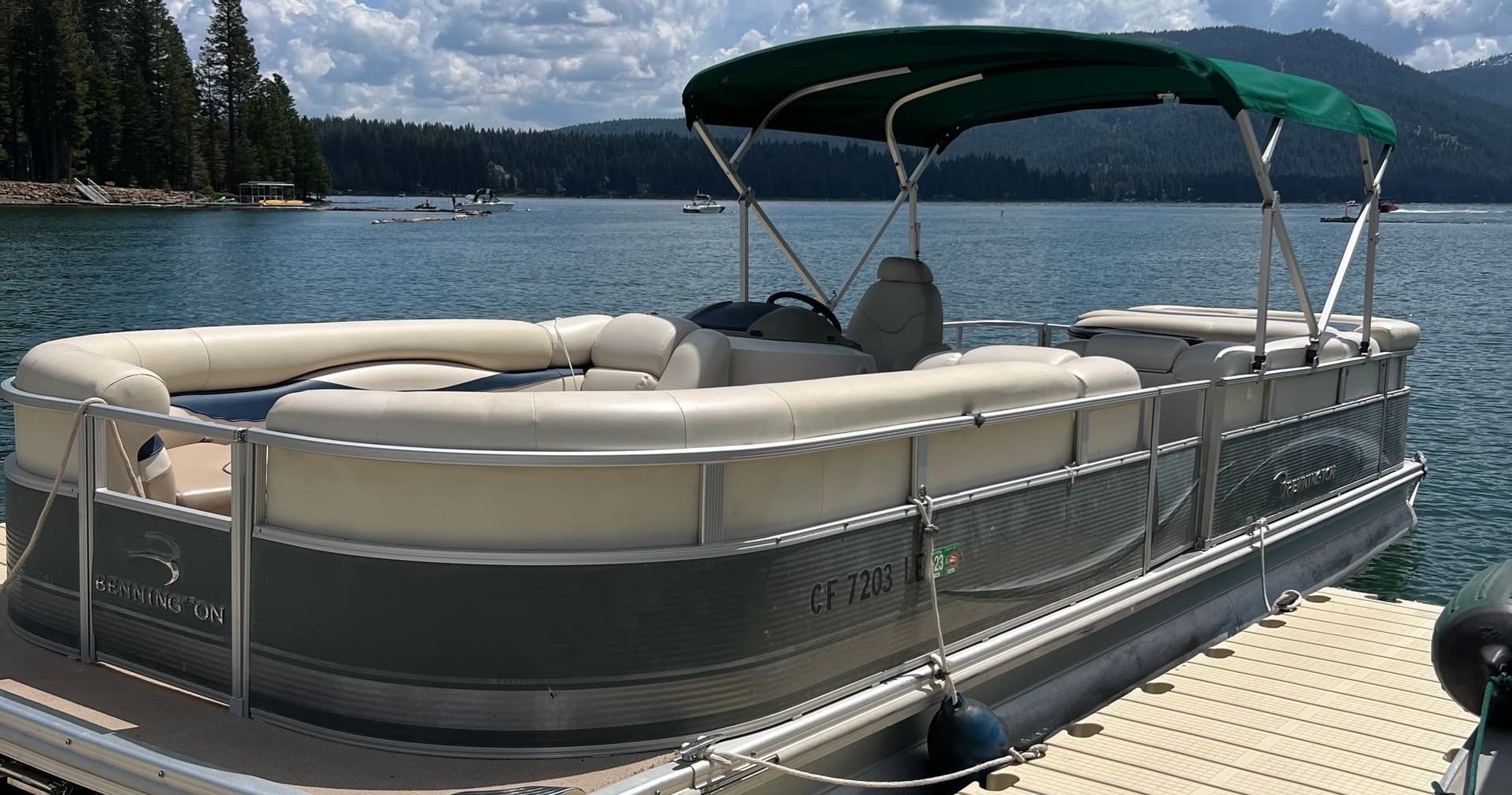 26' Deluxe Bennington Pontoon Boat Rental
