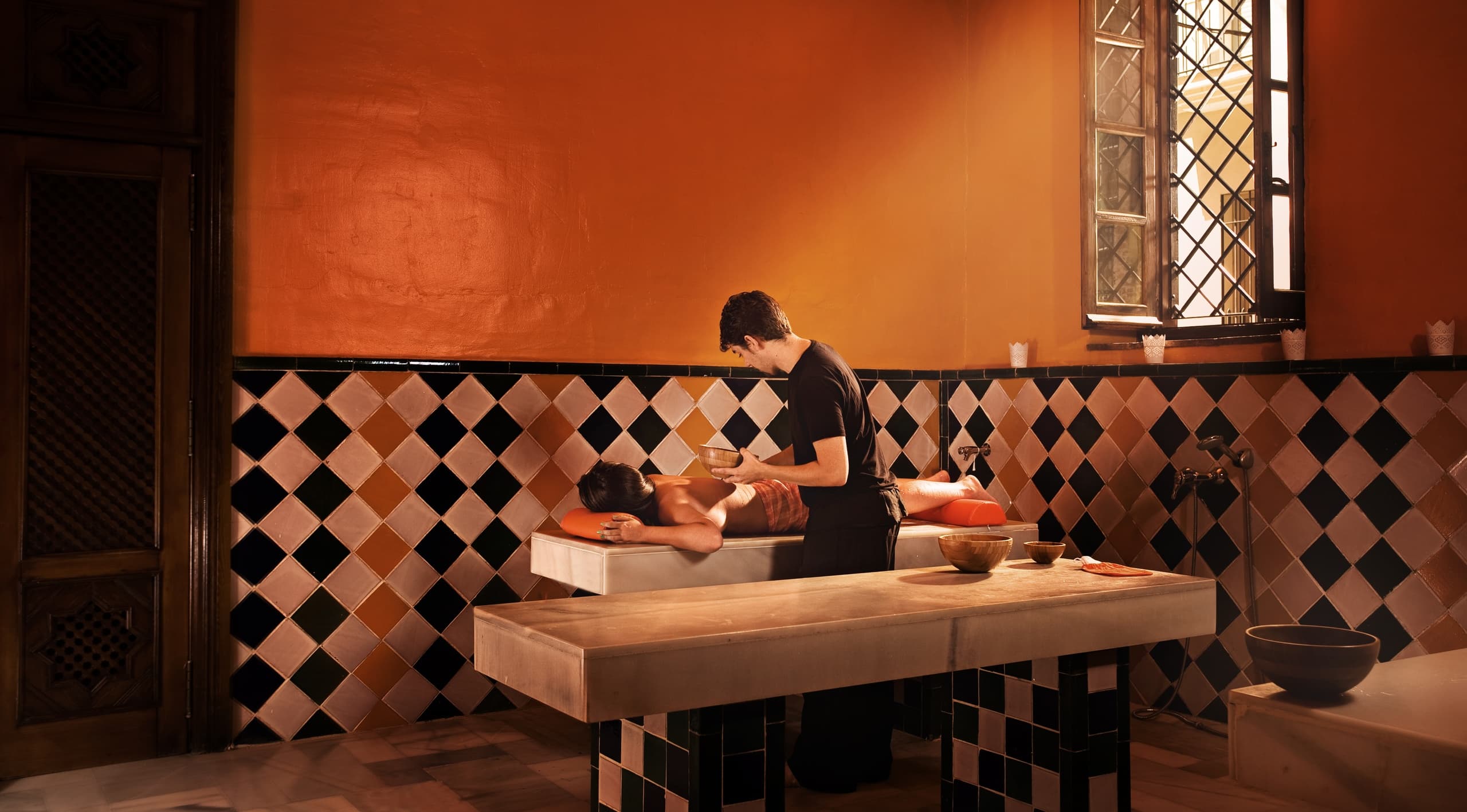 Ritual Nature: Baño + Masaje en camilla con aceite (30 min) + Masaje con piedras calientes (30 min)