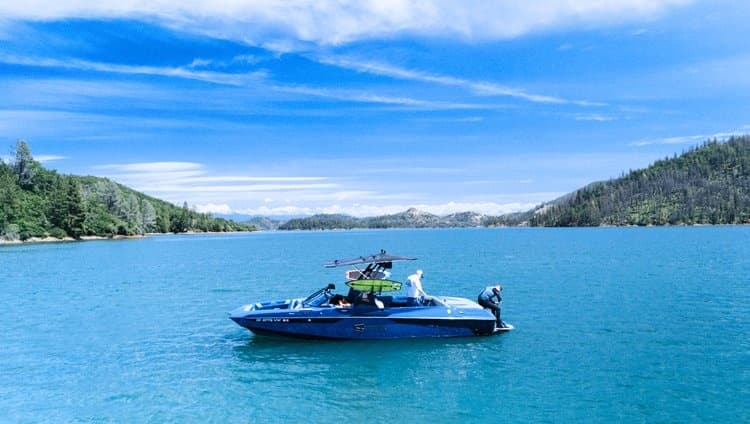 Guided wake surf boat rental