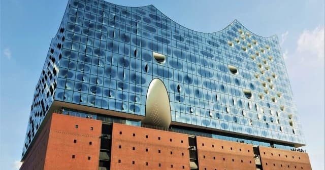 PRIVAT: Elphi Plaza tour in english