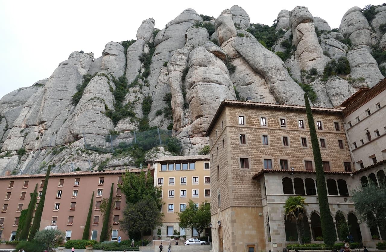 Montserrat: Excursión de Medio Día desde Barcelona en Grupo Reducido